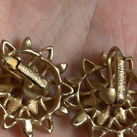 SARAH COVENTRY Elegant Gold Floral Earrings and brooch jewelry set 🙋♀️ - Picture 6 of 9